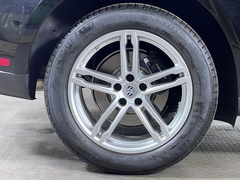 Certified 2025 Porsche Macan AWD/4WD image 12