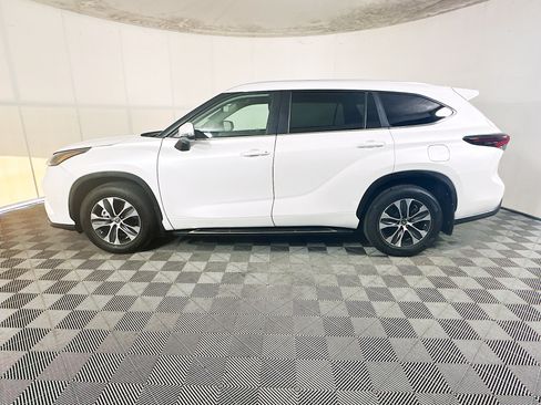 Used 2024 Toyota Highlander XLE FWD image 6