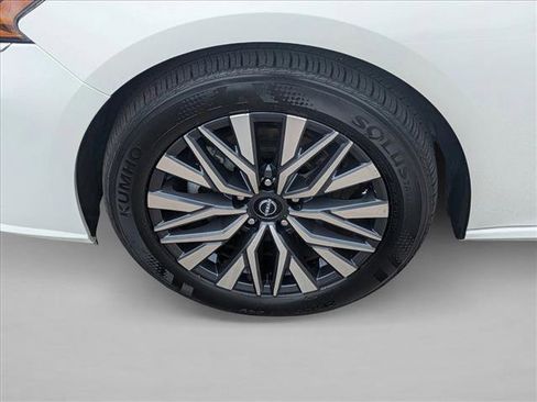 Used 2025 Nissan Altima 2.5 SV FWD image 21