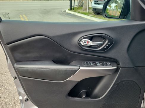 Used 2019 Jeep Cherokee Limited FWD image 24