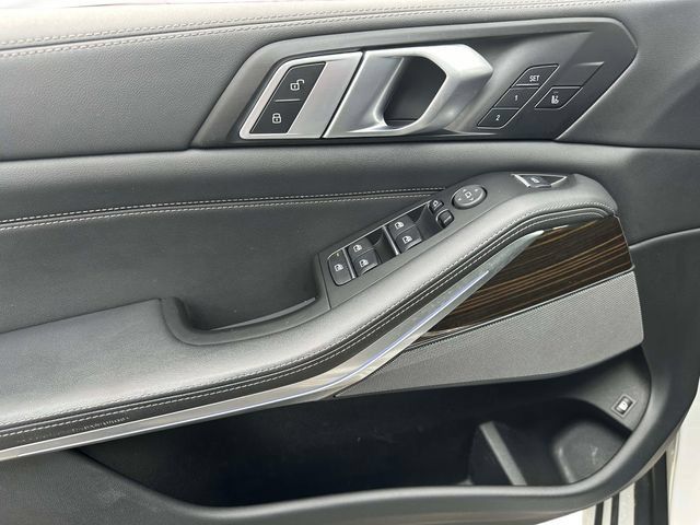 Used 2025 BMW X5 xDrive50e AWD/4WD image 22