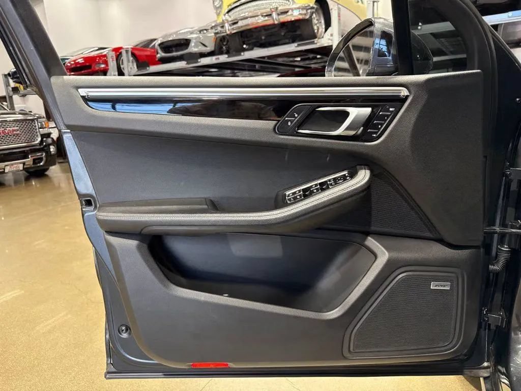 Used 2018 Porsche Macan Sport Edition AWD/4WD image 11