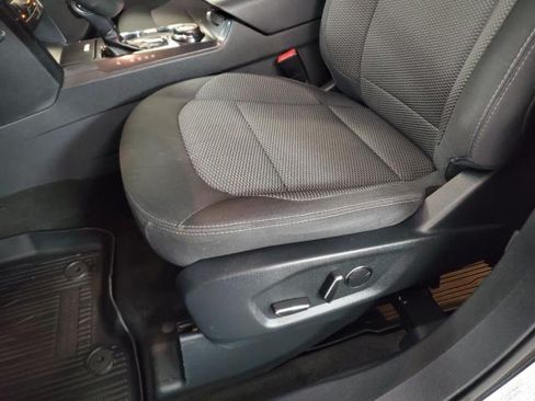 Used 2018 Ford Explorer XLT w/ XLT Technology Feature Bundle AWD/4WD image 13