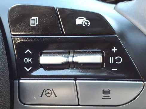 New 2025 Hyundai Elantra SEL image 29