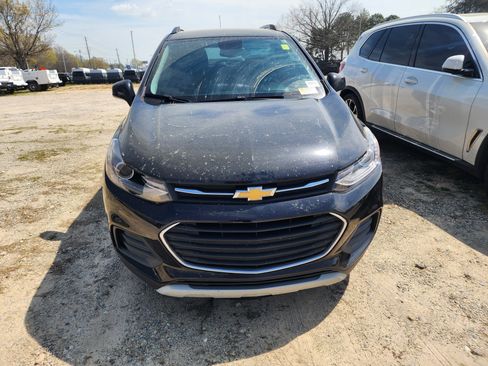 Used 2020 Chevrolet Trax LT w/ LT Convenience Package image 2