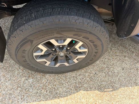 Used 2021 Toyota Tacoma TRD Off-Road AWD/4WD image 11
