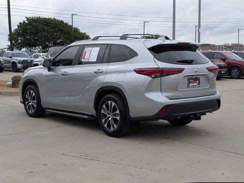 Used 2023 Toyota Highlander XLE FWD image 8