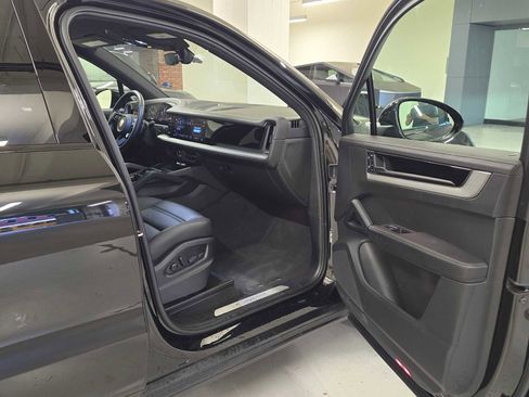 Used 2024 Porsche Cayenne image 12