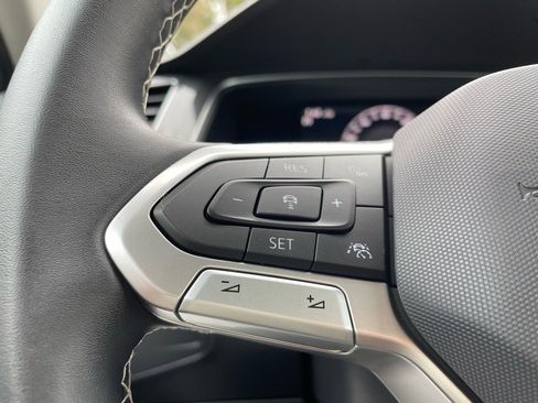 Used 2022 Volkswagen Tiguan SE w/ Panoramic Sunroof Package image 13