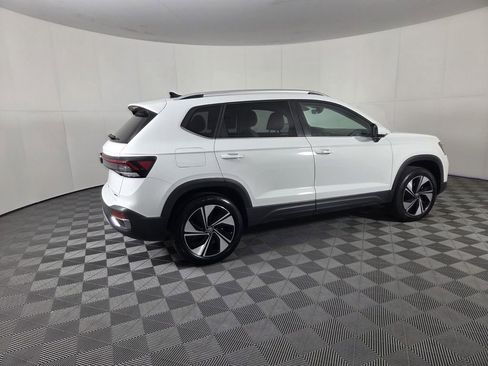 Used 2025 Volkswagen Taos SE AWD/4WD image 5