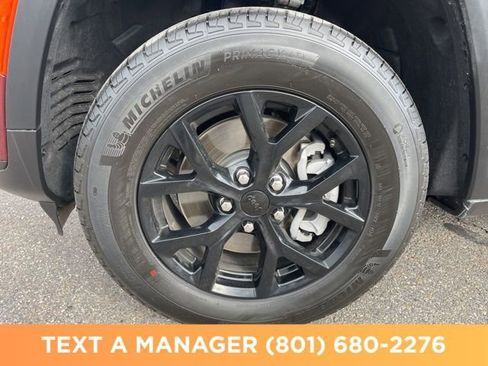 Used 2025 Jeep Grand Cherokee L Altitude AWD/4WD image 9