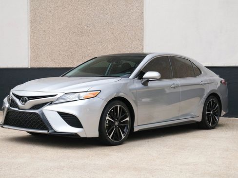 Used 2020 Toyota Camry XSE image 5