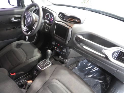 Used 2020 Jeep Renegade Latitude FWD image 11