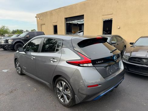 Used 2018 Nissan Leaf SV w/ SV Technology Package FWD image 3