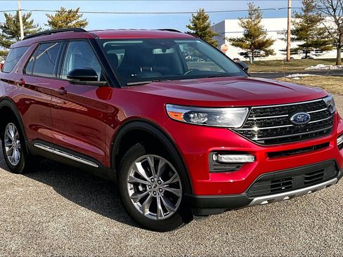 Used 2022 Ford Explorer XLT w/ Equipment Group 202A AWD/4WD image 38