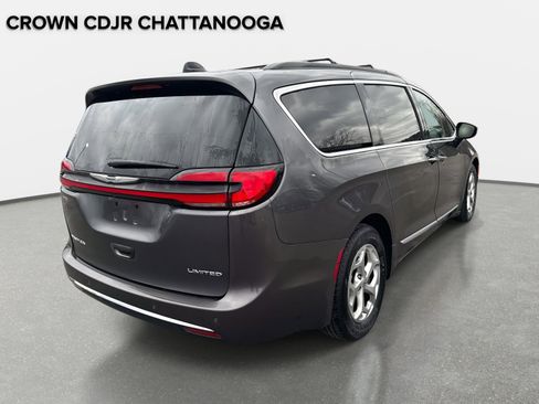 Used 2023 Chrysler Pacifica Limited image 5