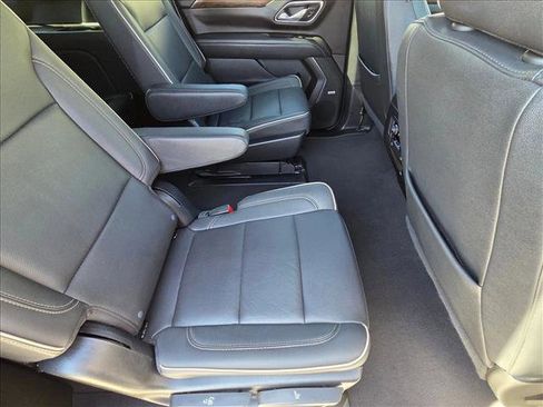Used 2023 Chevrolet Suburban Premier image 18