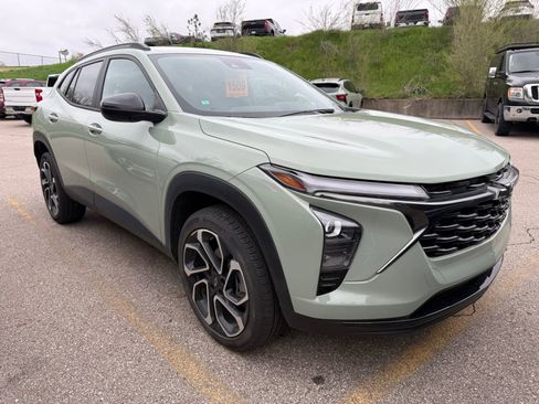 Used 2024 Chevrolet Trax RS w/ Driver Confidence Package FWD image 1