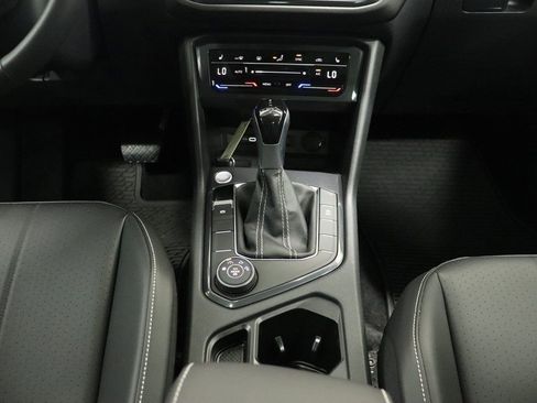 Used 2024 Volkswagen Tiguan SE w/ Panoramic Sunroof Package image 20