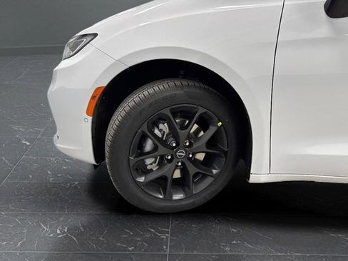 New 2026 Chrysler Pacifica Limited w/ Uconnect Theater Family Group image 38