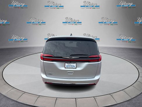 New 2026 Chrysler Pacifica Select image 4