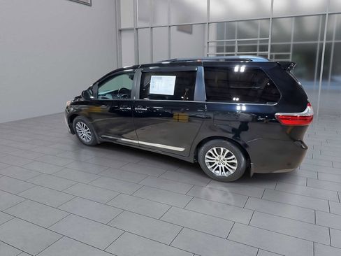 Used 2018 Toyota Sienna XLE w/ XLE Navigation Package image 6