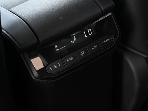 Used 2020 Toyota Highlander XLE image 29