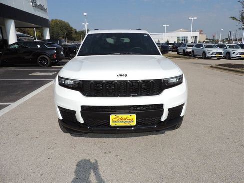 Used 2025 Jeep Grand Cherokee L Altitude image 2