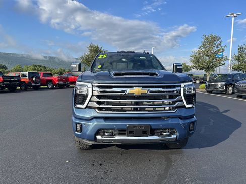 Used 2025 Chevrolet Silverado 2500 High Country w/ High Country Premium Package AWD/4WD image 2