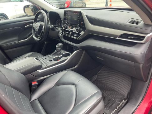 Used 2020 Toyota Highlander XLE image 26