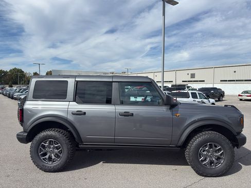 New 2025 Ford Bronco Badlands image 4