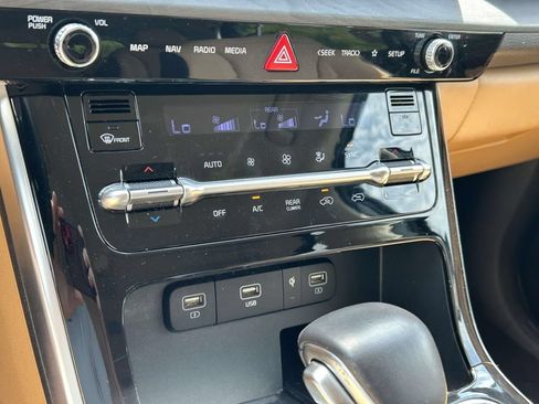 Used 2024 Kia Carnival EX FWD image 25