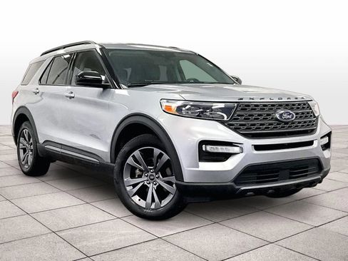 Certified 2023 Ford Explorer XLT w/ Equipment Group 202A AWD/4WD image 2