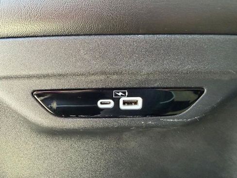 Used 2023 Chrysler Pacifica Limited AWD/4WD image 23