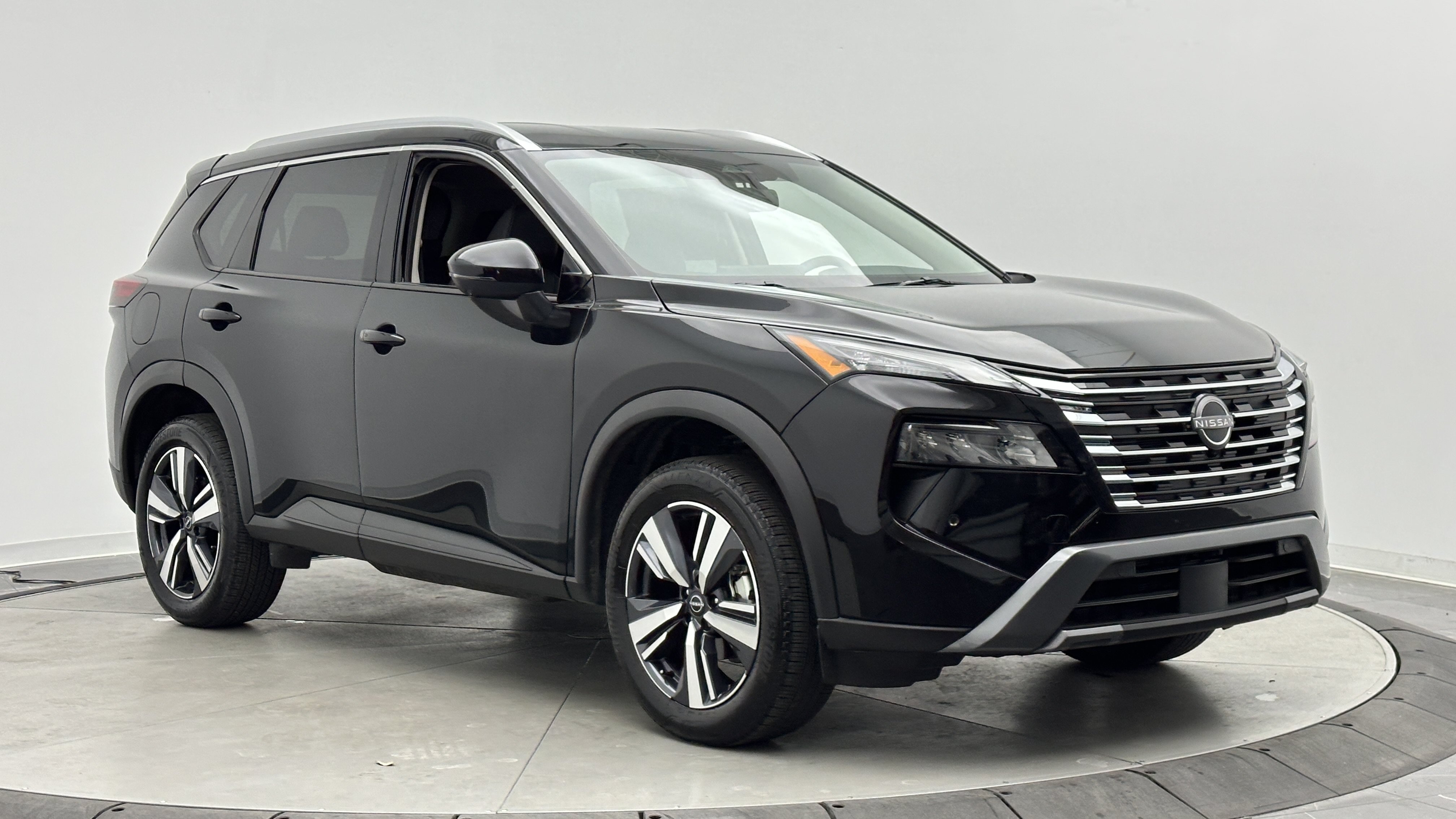 Used 2026 Nissan Rogue SL FWD image 3