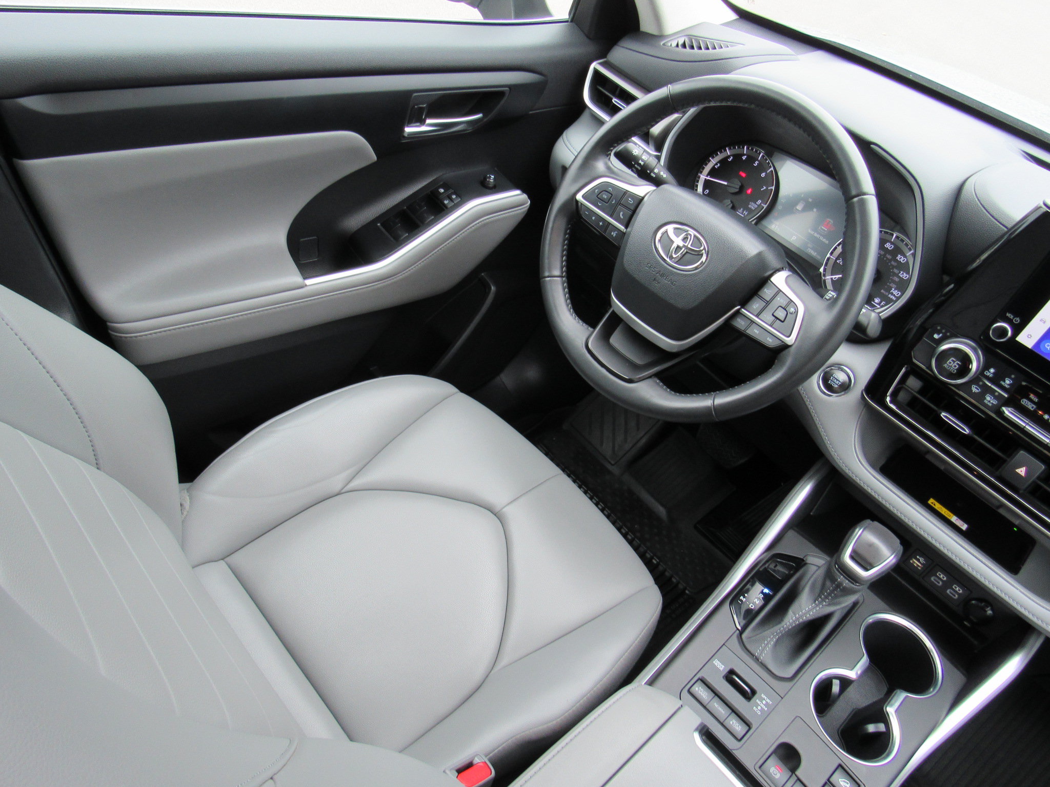Used 2023 Toyota Highlander XLE AWD/4WD image 32