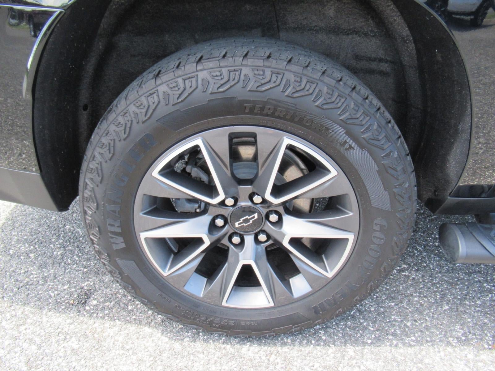 Used 2023 Chevrolet Suburban Z71 w/ Luxury Package AWD/4WD image 8