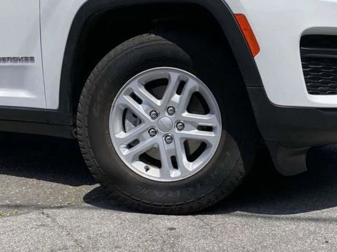 Used 2023 Jeep Grand Cherokee Laredo AWD/4WD image 28
