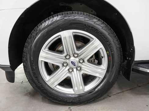 Used 2021 Ford Expedition XLT w/ Equipment Group 202A AWD/4WD image 33
