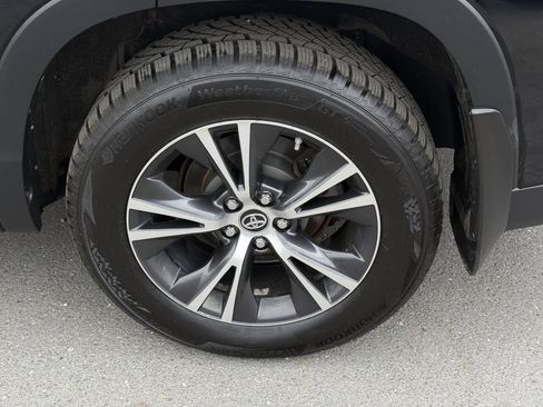 Used 2019 Toyota Highlander LE w/ Carpet Mat Package (TMS) AWD/4WD image 38