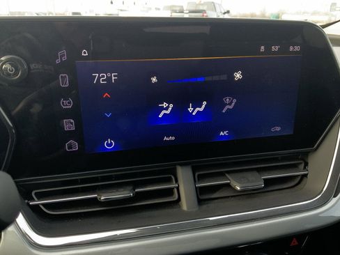 Used 2025 Chevrolet Trax LT w/ LT Convenience Package image 38