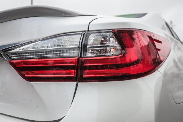 Used 2016 Lexus ES 300h w/ Luxury Package w/Wood Trim FWD image 22