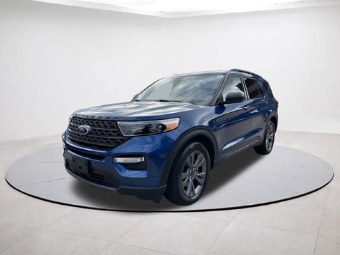 Used 2021 Ford Explorer XLT w/ Equipment Group 202A image 3