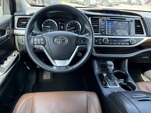 Used 2018 Toyota Highlander Limited image 17