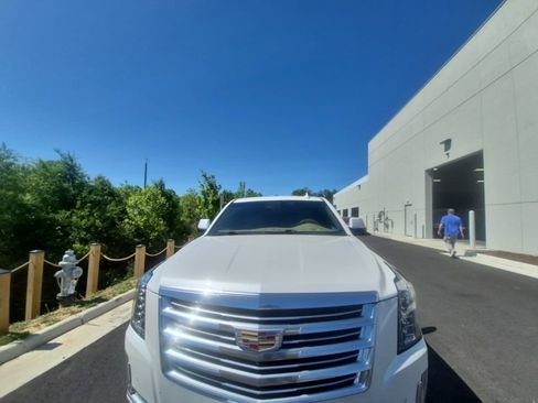 Used 2019 Cadillac Escalade Platinum AWD/4WD image 3