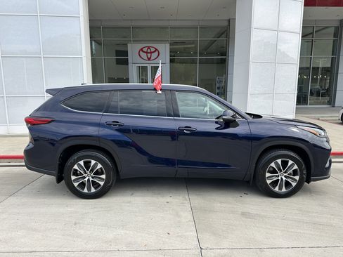 Certified 2021 Toyota Highlander XLE image 3