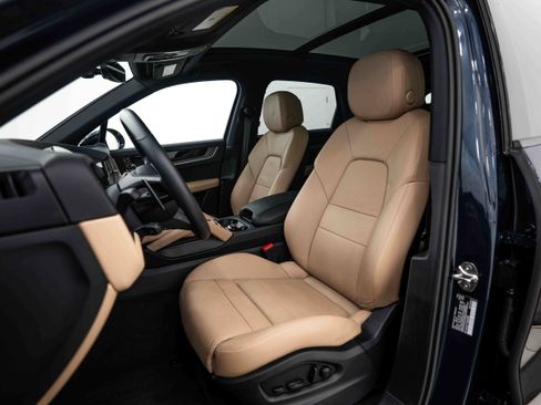 Certified 2026 Porsche Cayenne AWD/4WD image 5