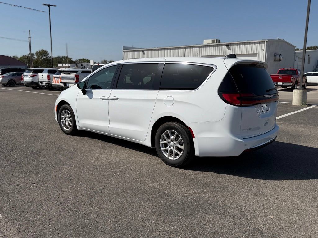 Used 2025 Chrysler Pacifica Select FWD image 5