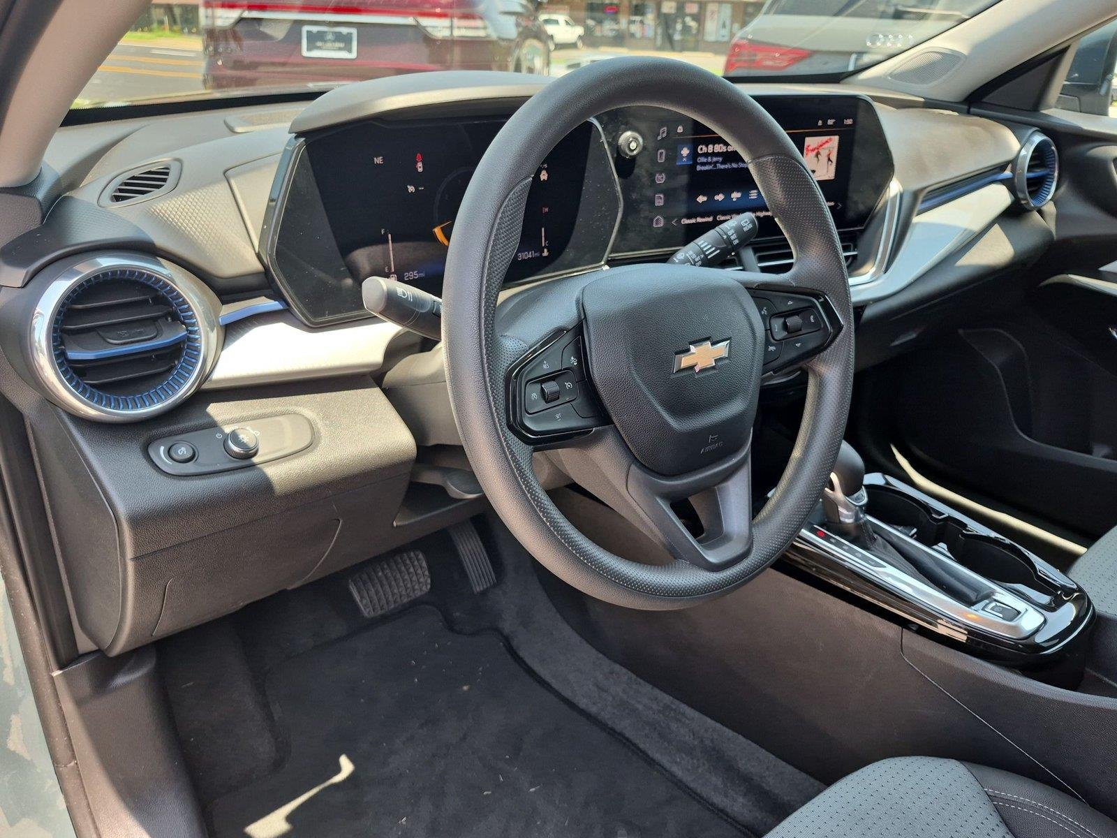 Used 2025 Chevrolet Trax LT FWD image 19