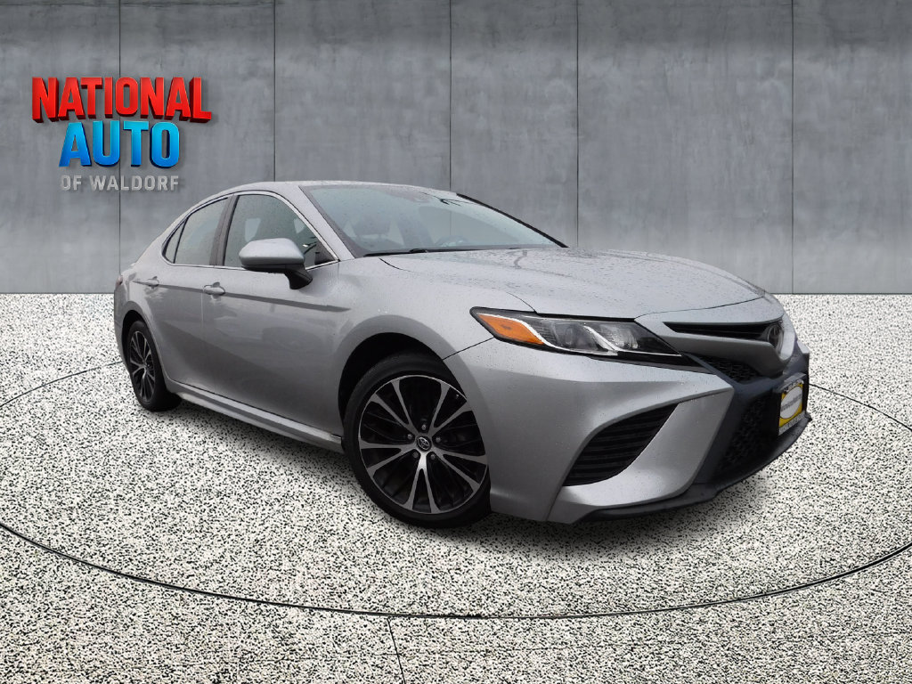 Used 2018 Toyota Camry SE FWD image 1